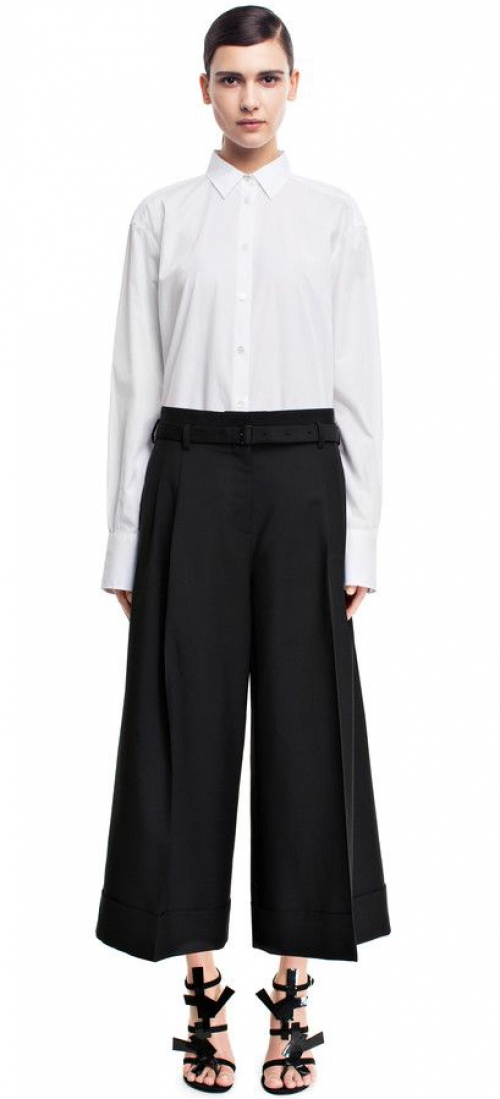 Короткие широкие брюки с белой блузкой