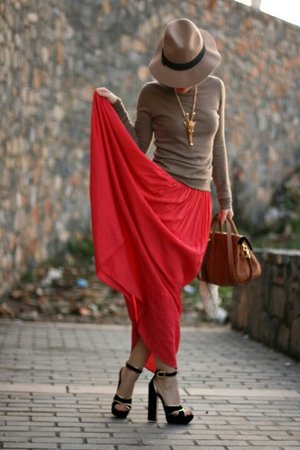 Красная юбка с бежевым верхом