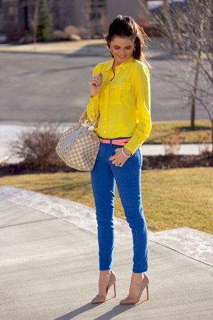 Синие брюки с желтой рубашкой