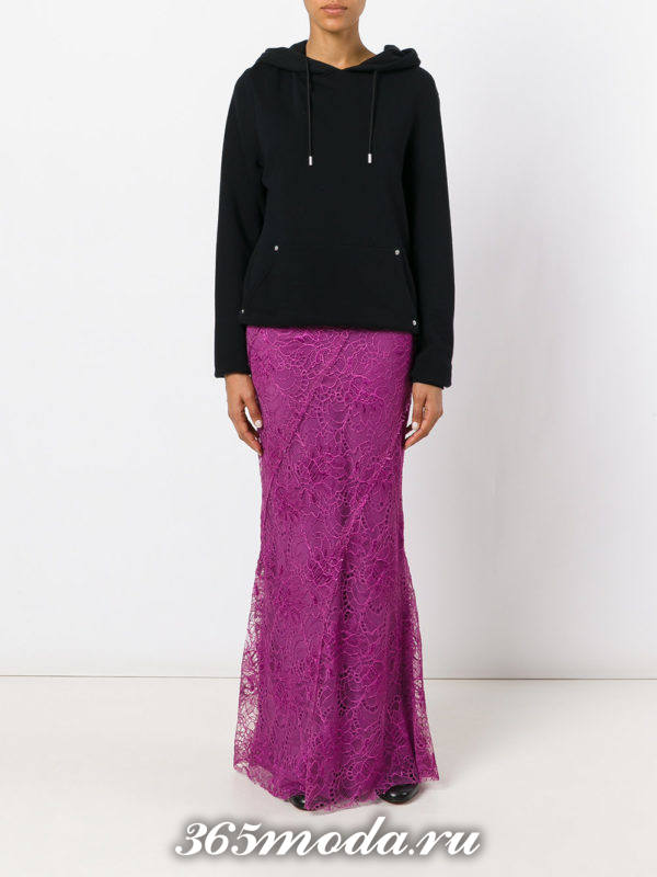 фиолетовая длинная гипюровая юбка с черным свитшотом с чем носить