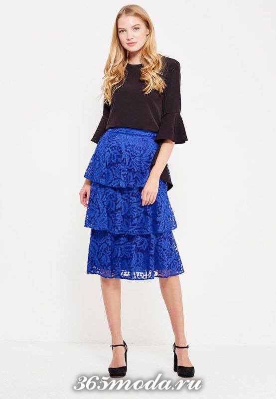 синяя многослойная гипюровая юбка с черной блузой с чем носить