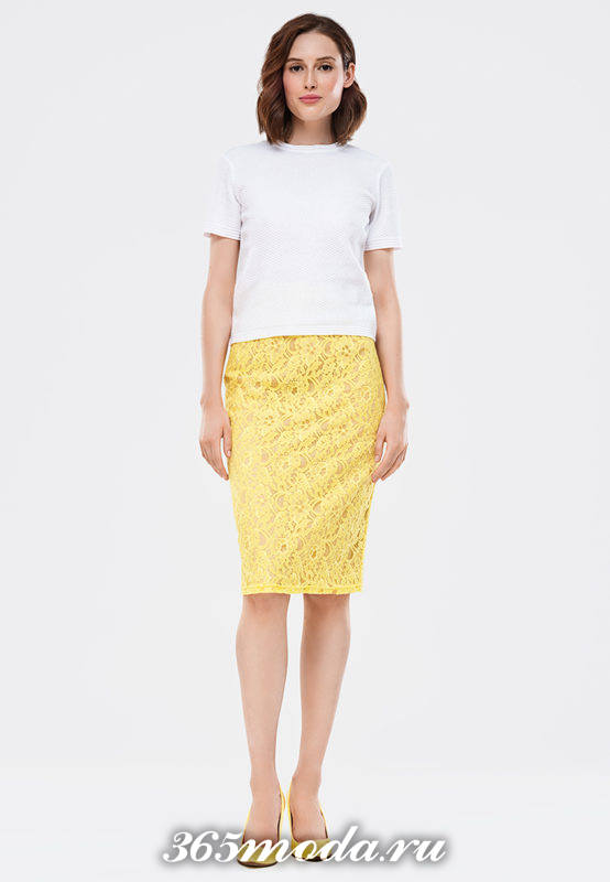 желтая гипюровая юбка карандаш с белой футболкой с чем носить