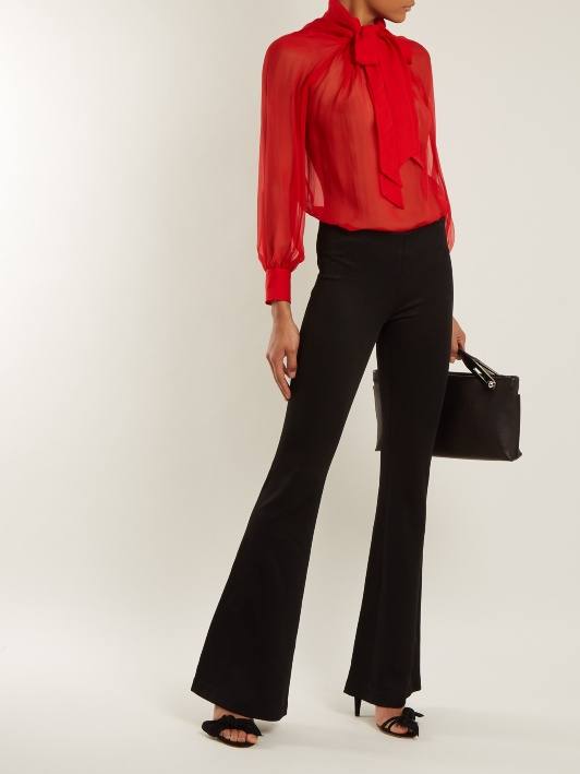 черные брюки клеш и красная блуза для новогоднего офисного корпоратива