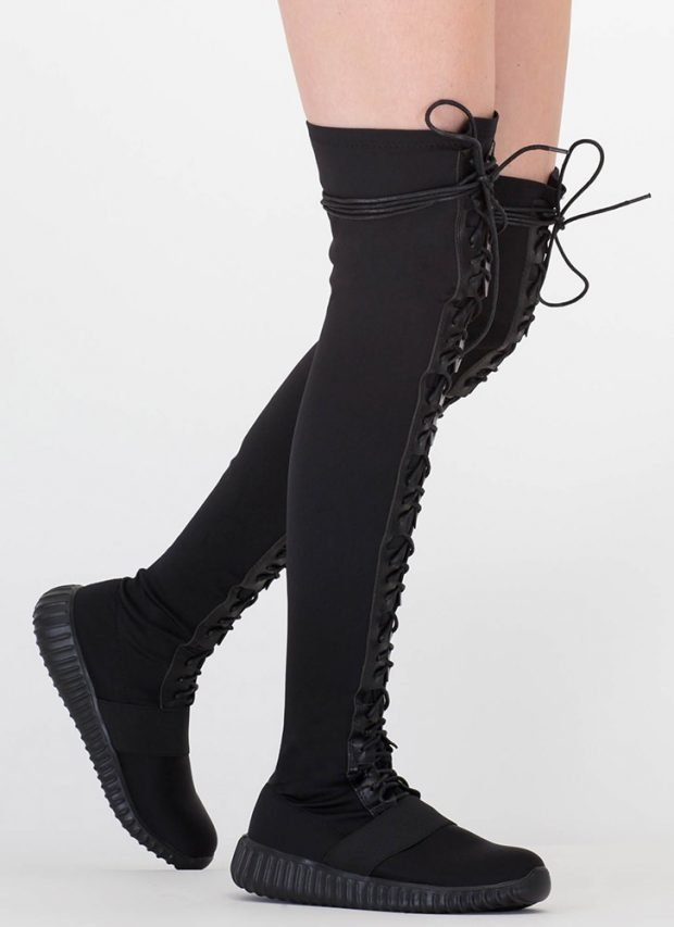 сапоги осень зима 2019 2020 фото женские: черные замшевые ботфорты со шнуровкой
