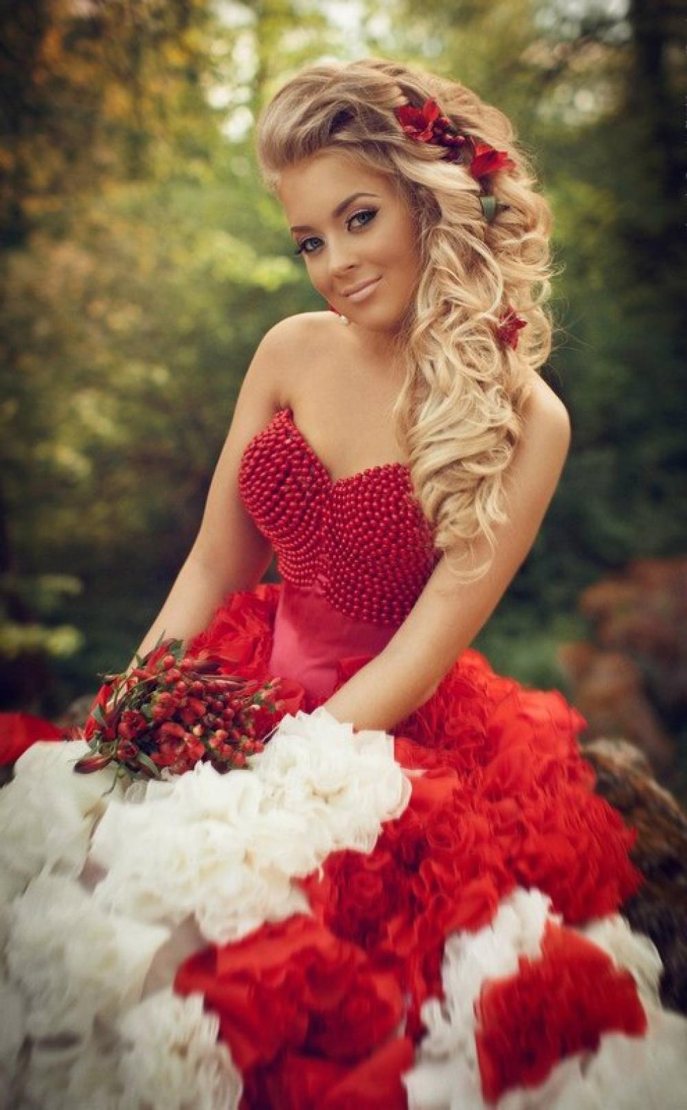 Красное платье и мейкап на свадебную церемонию