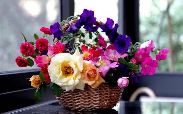 Красочная цветочная корзинка с розами и петуниями