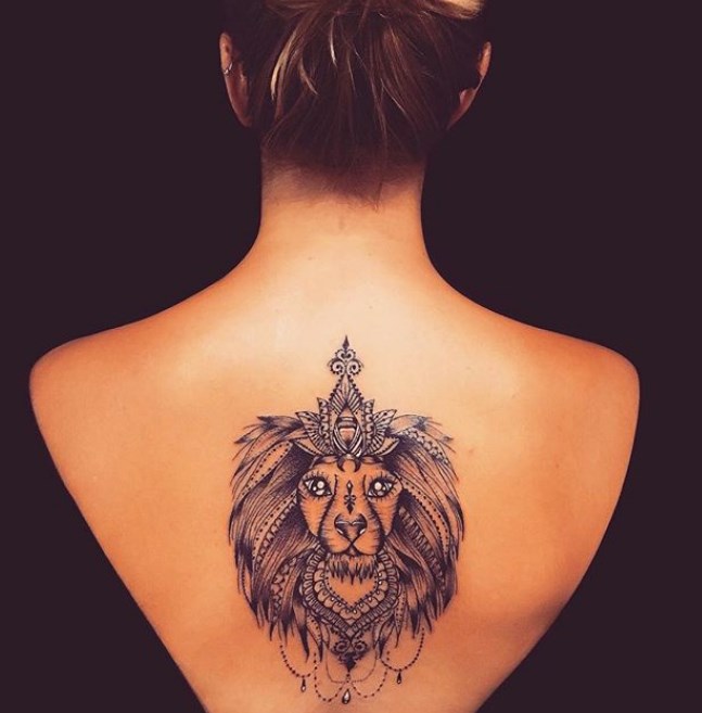 татуировка на спине лев и узор, женские эскизы