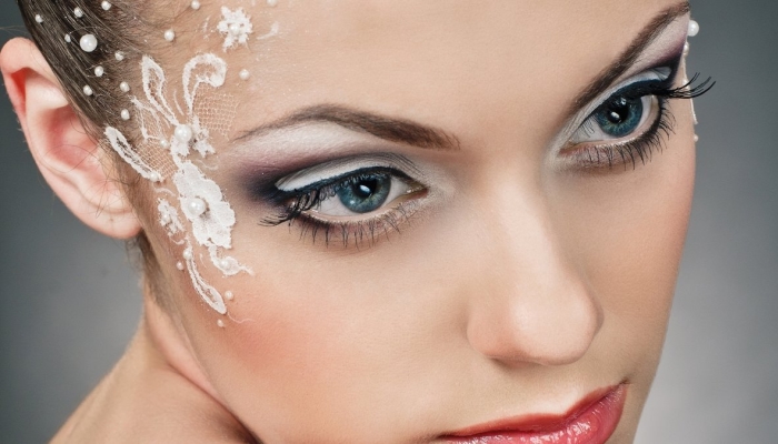 Светлый макияж для голубых глаз и другие варианты: свадебный для невесты, фото