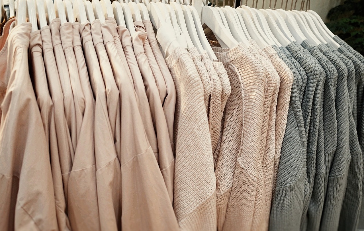 Первое правило как одеться зимой красиво и тепло - собрать базовый гардероб сезона. В том числе плотную рубашку и растянутый свитер