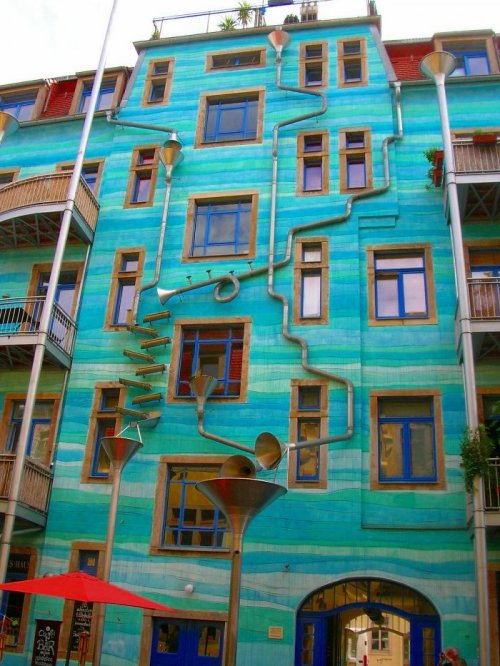 Здания, которые добавляют яркие краски в серые будни (14 фото)