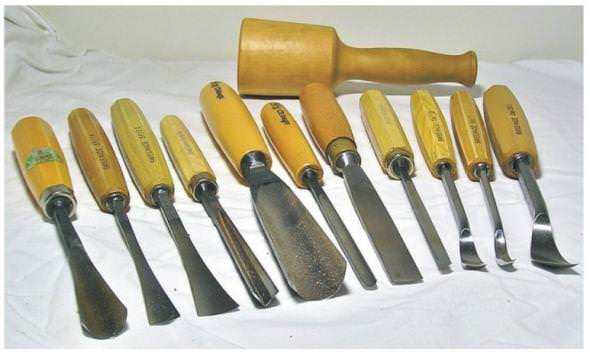 Инструментов для карвинга существует очень много, но большую часть изделий можно сделать, используя обычные ножи, главное чтобы они были острыми
