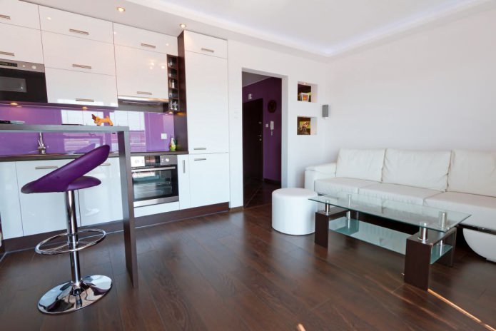 Дизайн кухни-гостиной с барной стойкой в бело-фиолетовых тонах