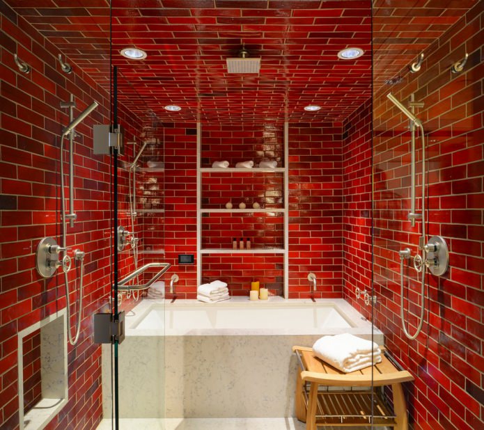 красные стены под кирпич в ванной