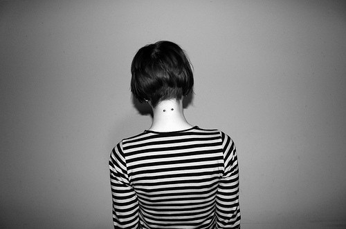 Фото девушка брюнетка с каре со спины   сборка (15)