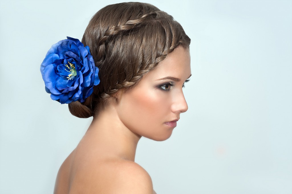 Прическа невесты с косой и синим цветком