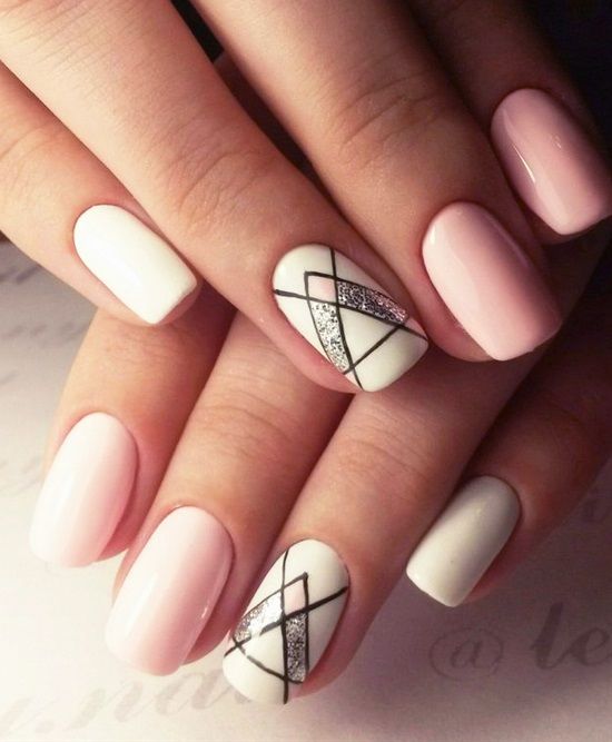 Розовые ногти с геометрией