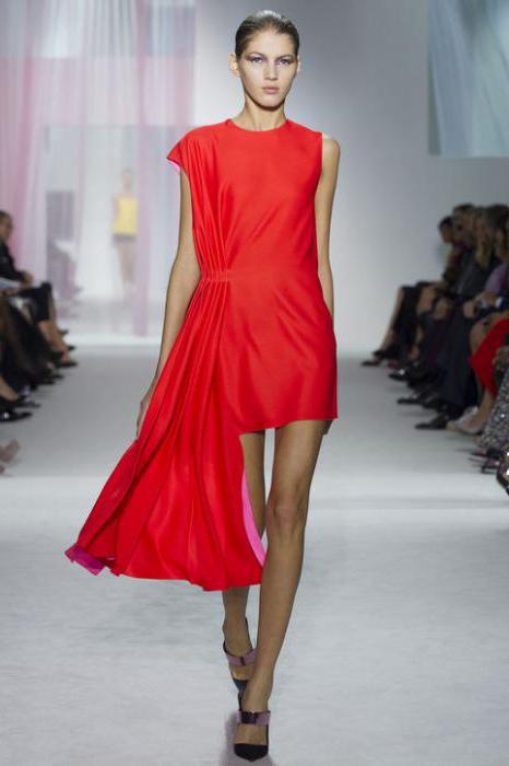 красное платье с какими колготками сочетать