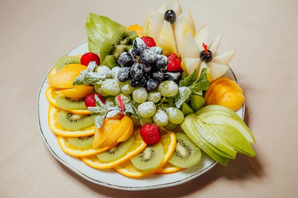 Лучшие идеи фруктовой нарезки на праздничный стол (фото)