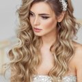 Прически на свадьбу на средние волосы: оригинальные идеи и варианты, техника выполнения, фото