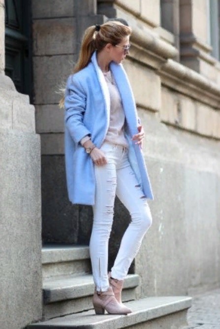 светлые джинсы с голубым пальто
