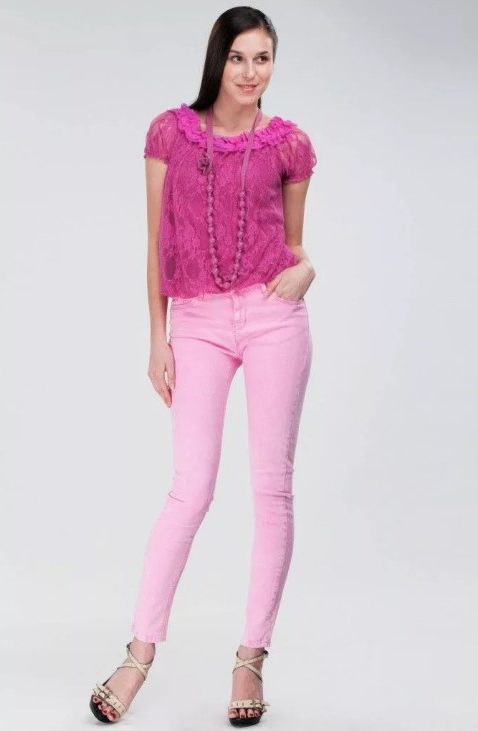 розовые джинсы с розовой блузкой