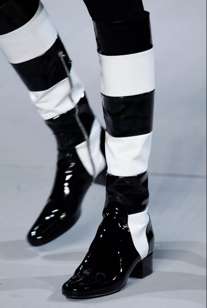 бело-черные лаковые сапоги без каблука