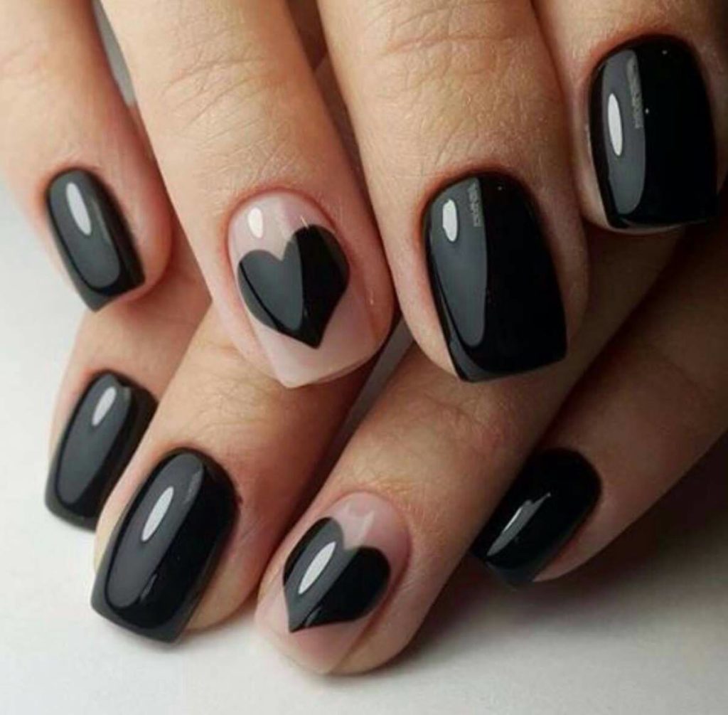 Дизайн ногтей с чёрным лаком.