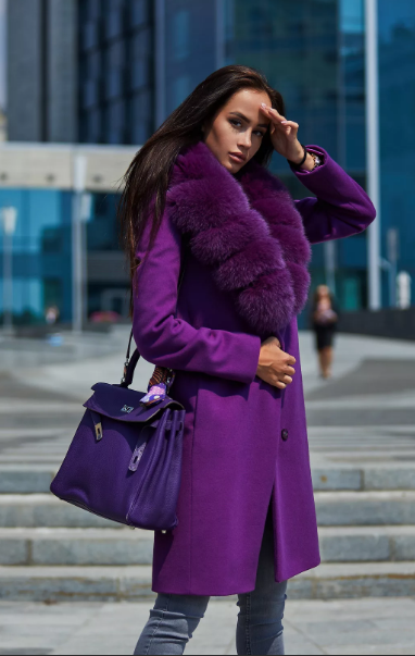 зимнее фиолетовое пальто с мехом