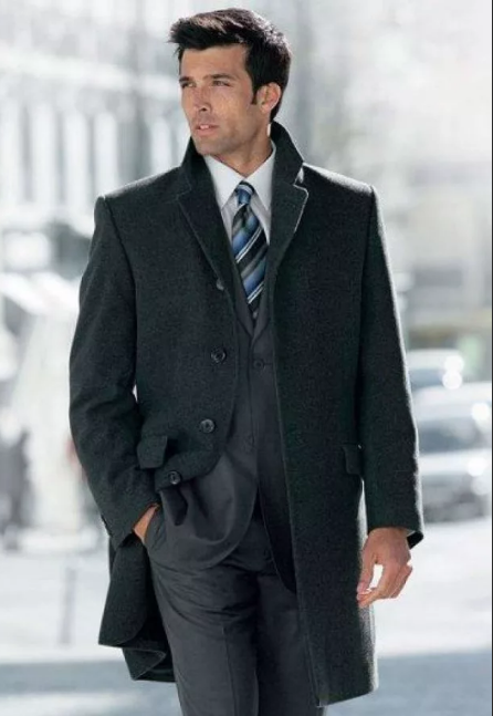 черное мужское пальто с деловым костюмом