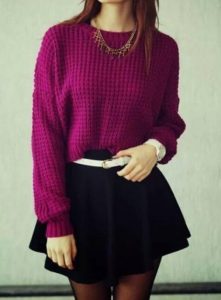 Девушка в фиолетовом свитере и черной короткой юбке