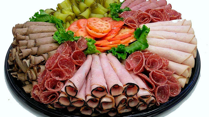 Нарезка из мяса и колбасы с овощами