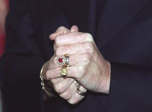 Как по современному носят перстень