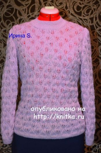 Вязаный спицами свитер женский
