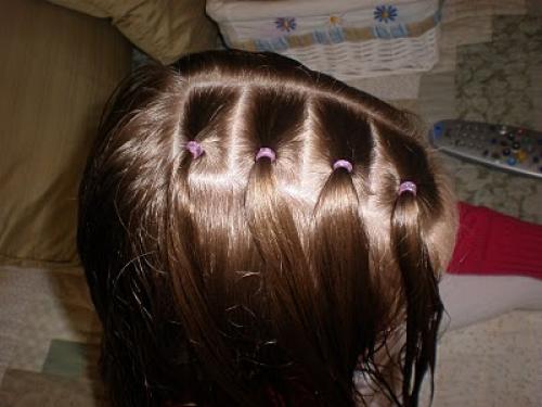 Прически на тонкие волосы для девочек. Прически на короткие волосы 25
