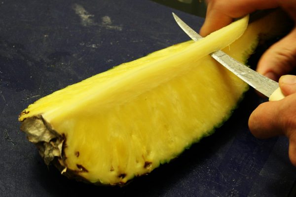 срезание сердцевины ананаса