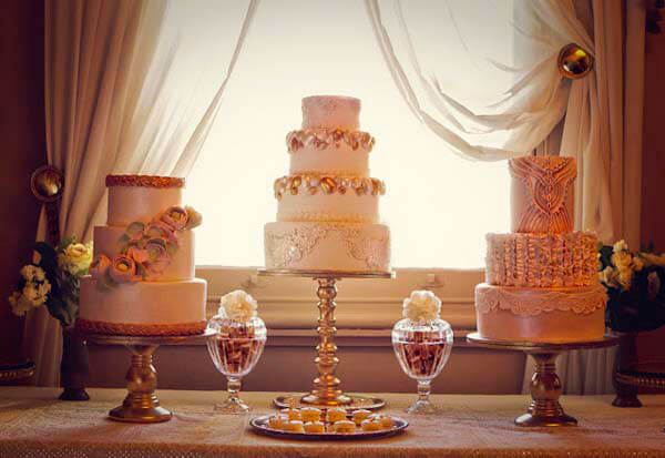 красивый свадебный торт на подставке