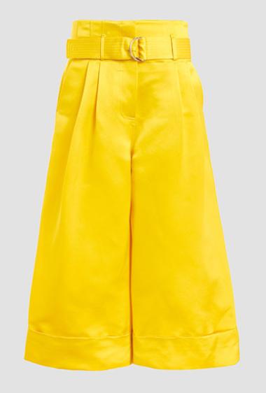 Яркие желтые шорты-юбка – колоритный лук сезона 2018