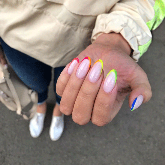 разноцветный маникюр на ногтях