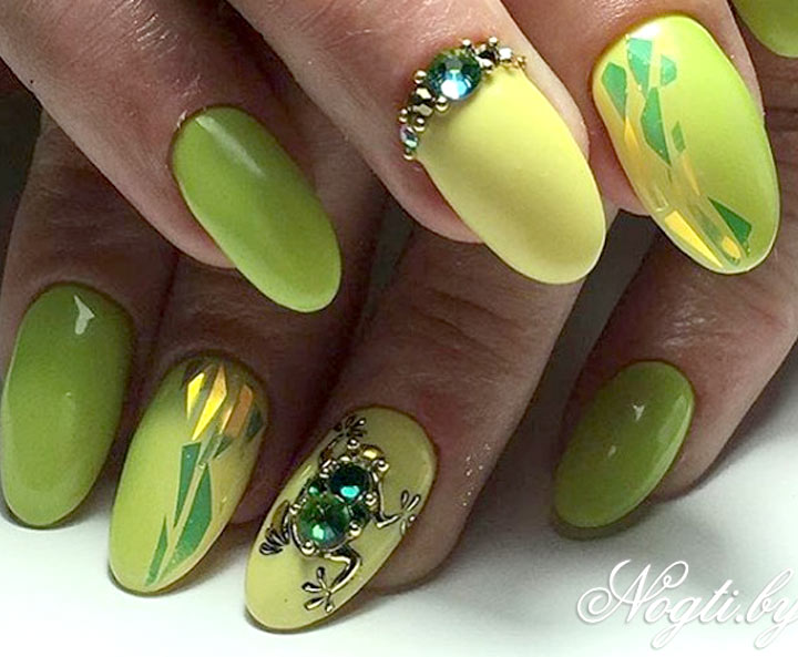 Желто-зеленые ногти с пальмой