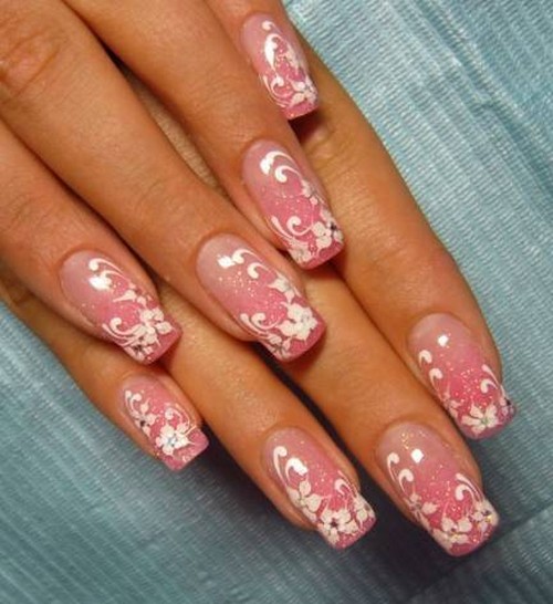 простой узор для ногтей с цветами на розовом фоне