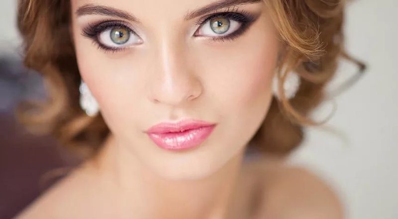 Нежный розовый макияж для зелёных глаз