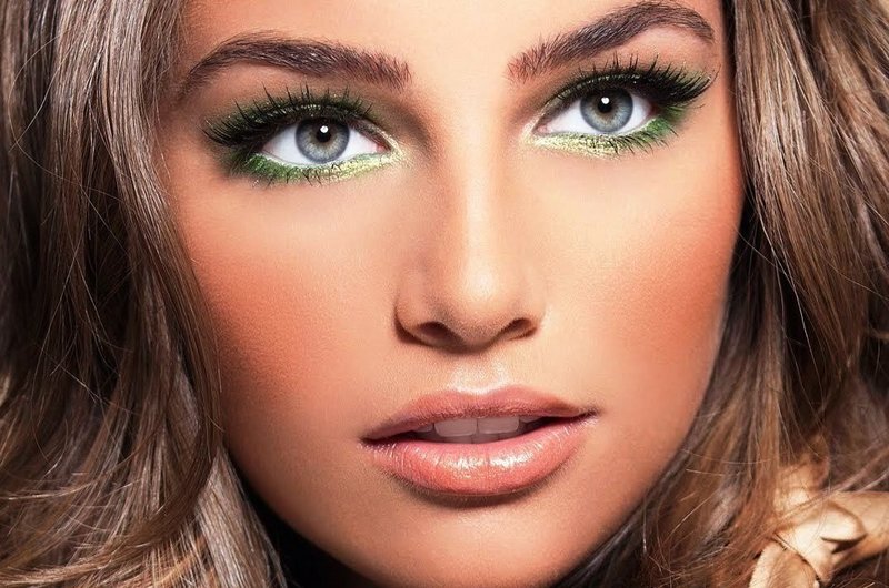 Вечерний макияж в зелёных тонах для голубых глаз