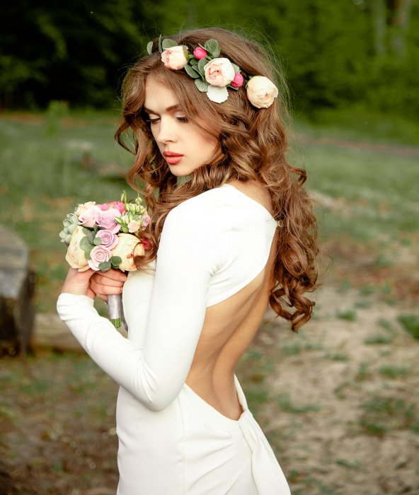 Ободок с цветами в образе невесты