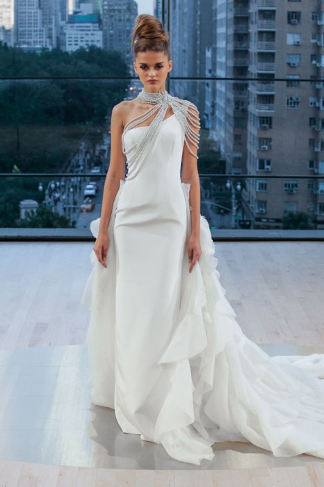 Свадебное платье с блестящим декором