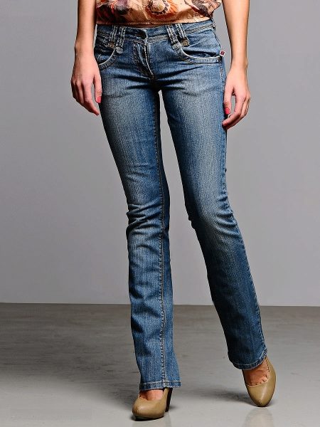 Классическими джинсами считаются прямые