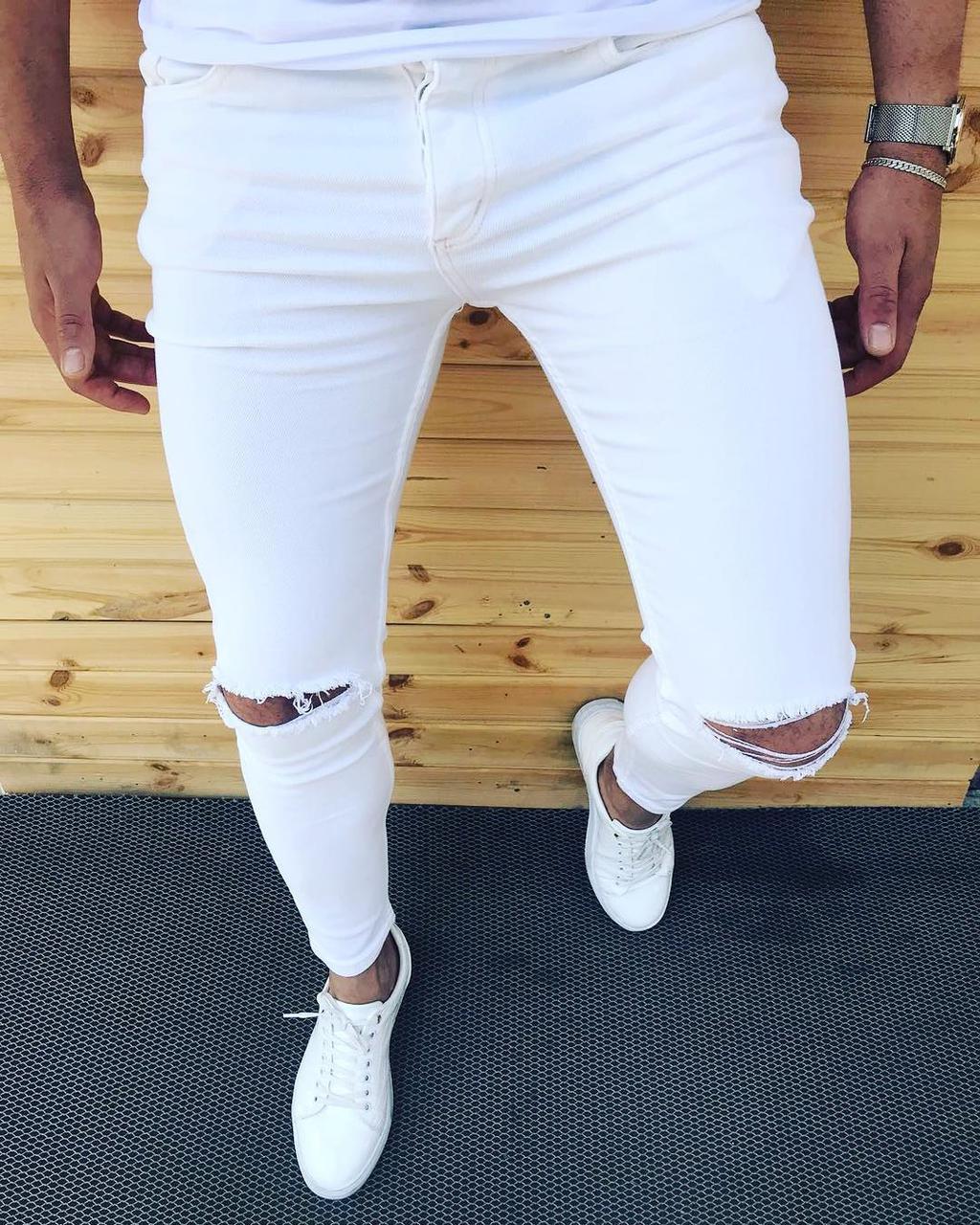 Белые рваные удобные штаны