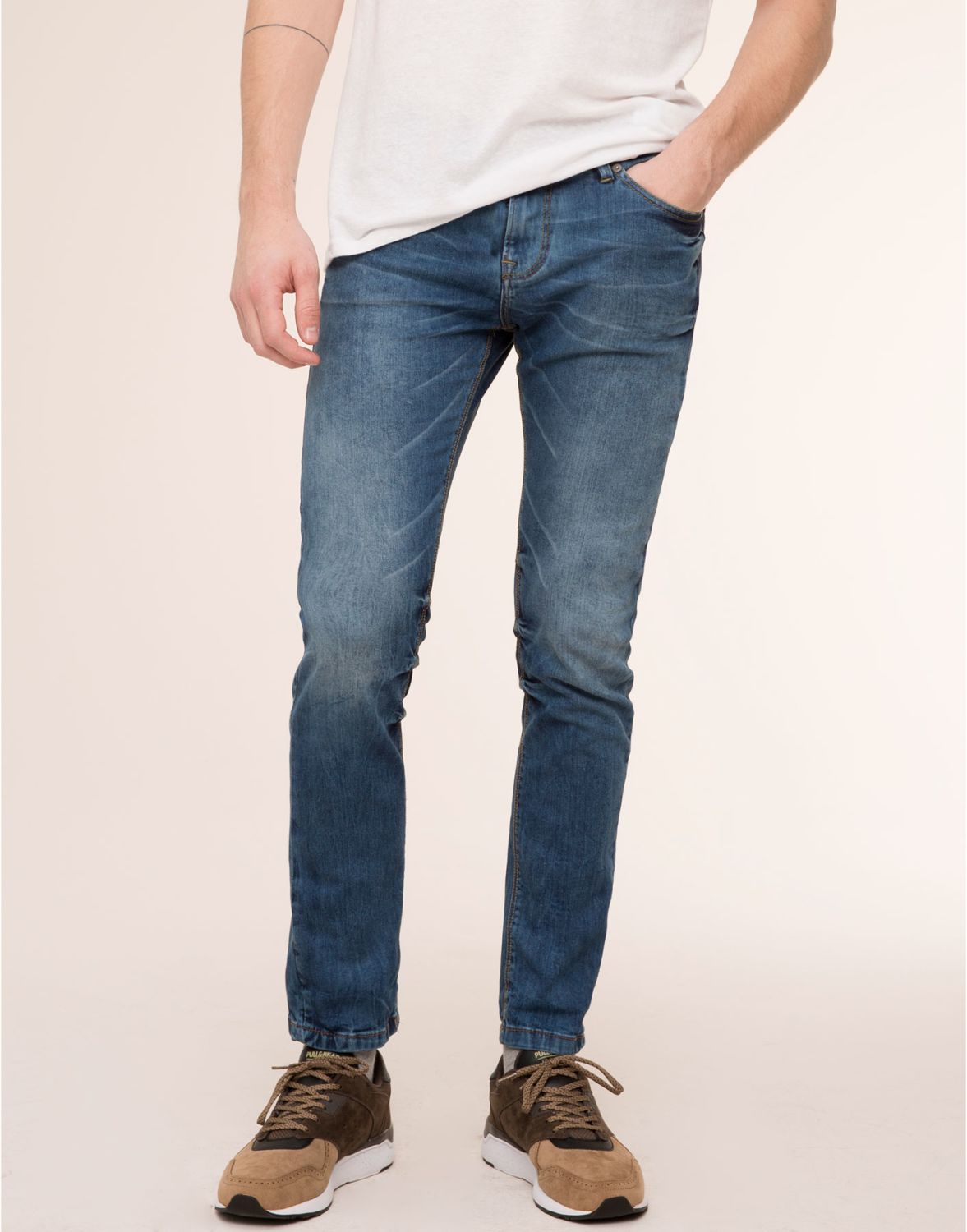 Эффекты потертости на модных джинсах