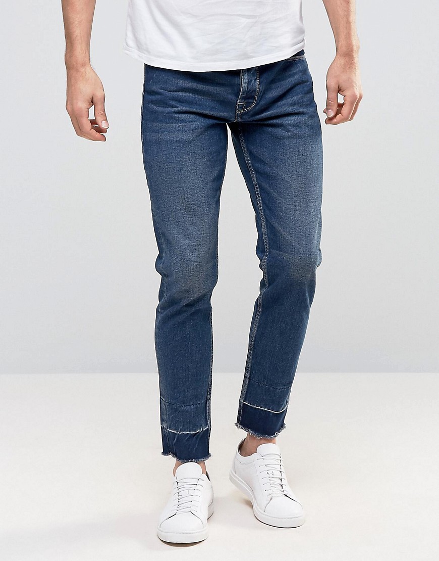 Укороченные узкие джинсы с необработанными краями