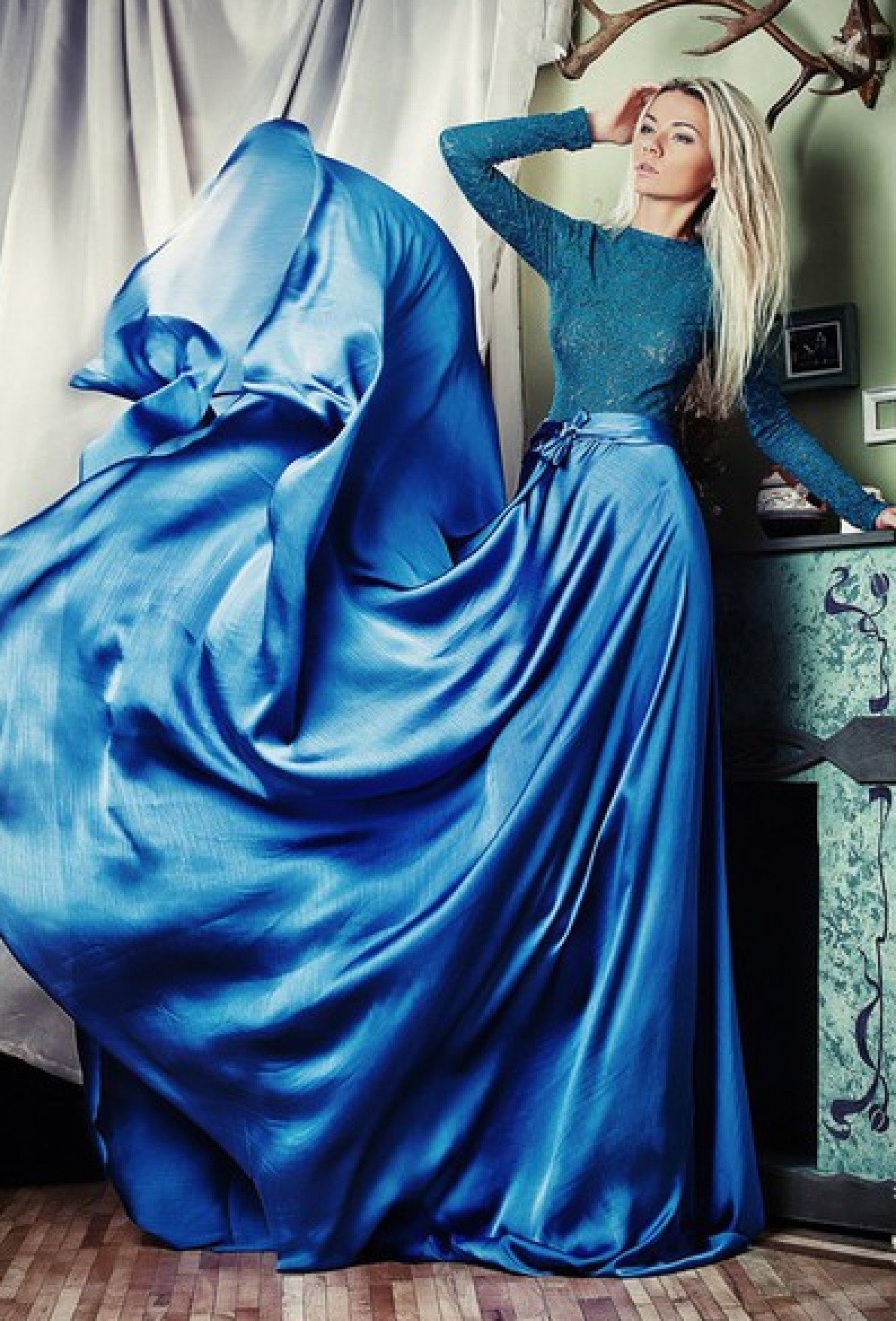 Синее платье из атласа