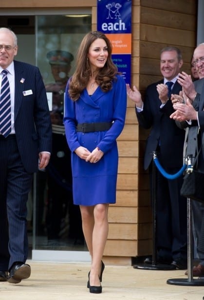 Кейт Миддлтон в синем платье-футляр и черный пояс на талии